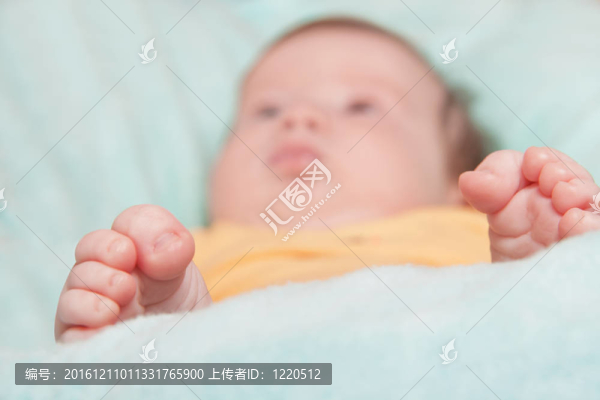 嬰兒睡腳前景