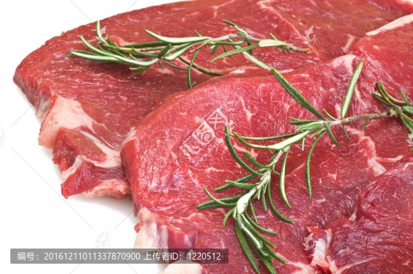 迷迭香關(guān)閉在白色背景的烤牛肉