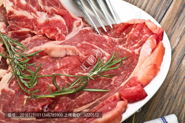迷迭香上木桌子的烤牛肉