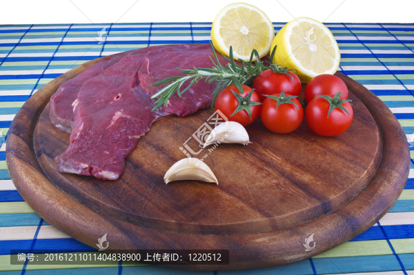原料馬肉在木板