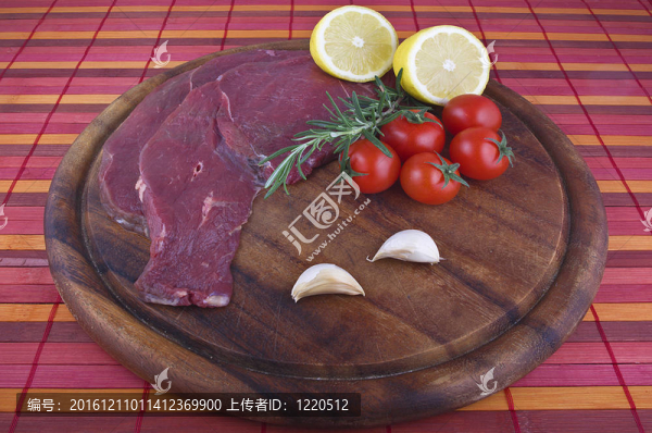 原料馬肉在木板