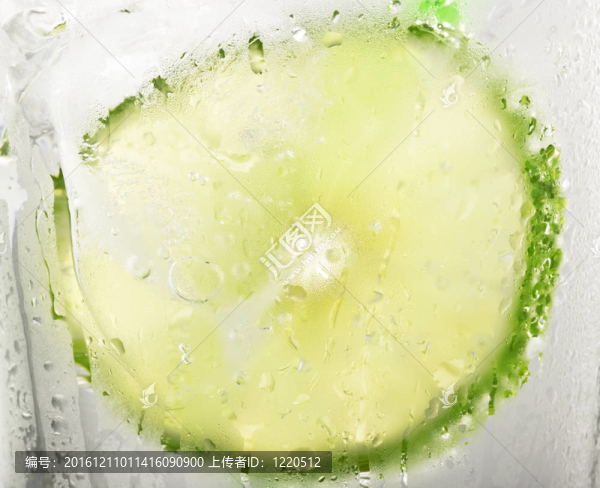 用石灰特寫(xiě)喝雞尾酒