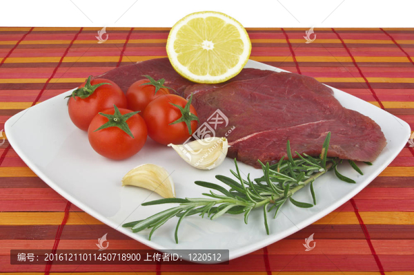 生馬肉在盤子里