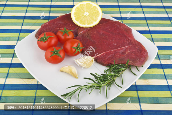 生馬肉在盤子里