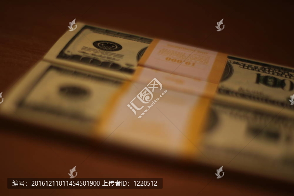 百元紙幣堆疊