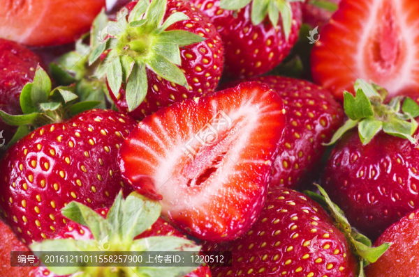 Strawberry靠近盤子