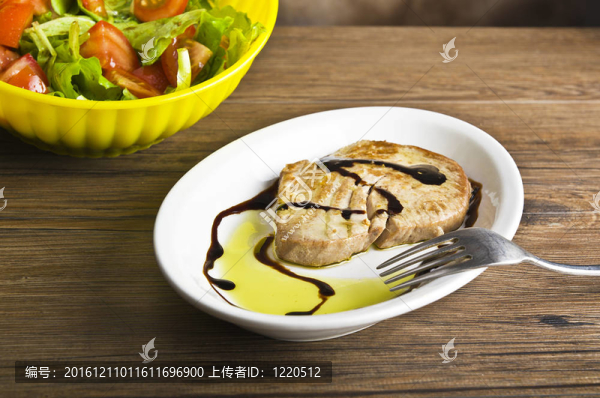 金槍魚烤牛排；油和香醋