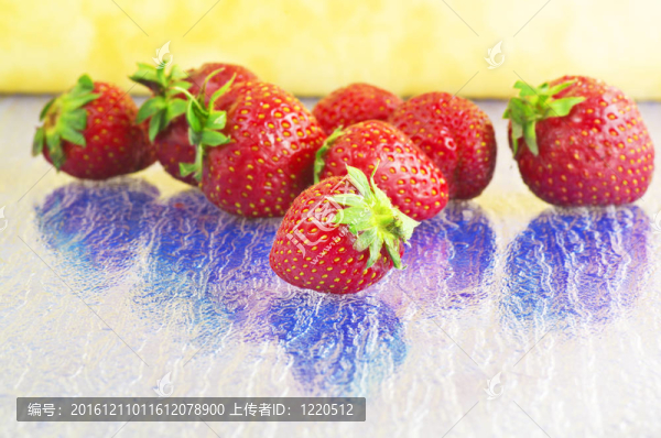 Strawberry在藍(lán)色桌子上特寫(xiě)