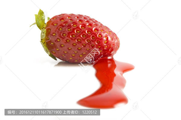Strawberry在果汁工作室孤立的白色背景