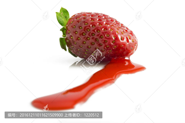 Strawberry在果汁工作室孤立的白色背景