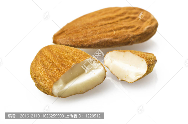 杏仁在白色上閉上