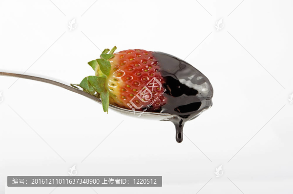 Strawberry在巧克力工作室孤立的白色背景