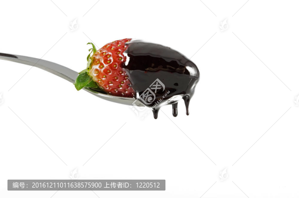 Strawberry在巧克力工作室孤立的白色背景