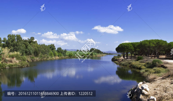 河流與多云的夏日景觀