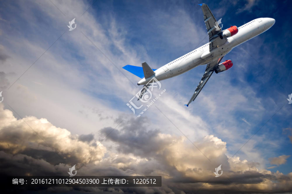 逃離烏云的飛機(jī)