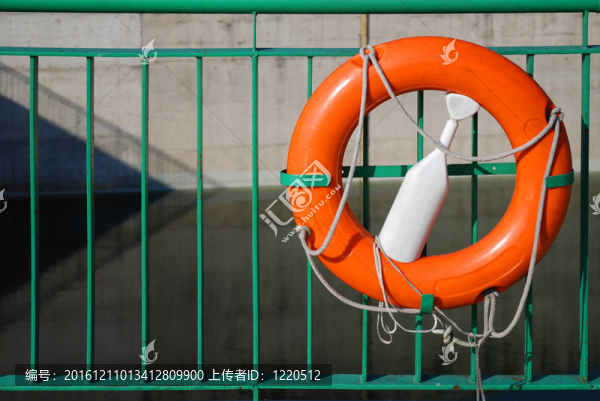 海上橙色浮標(biāo)