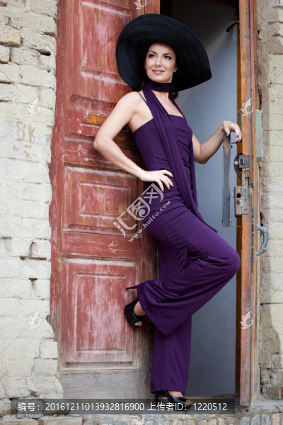 戴帽子的漂亮女人
