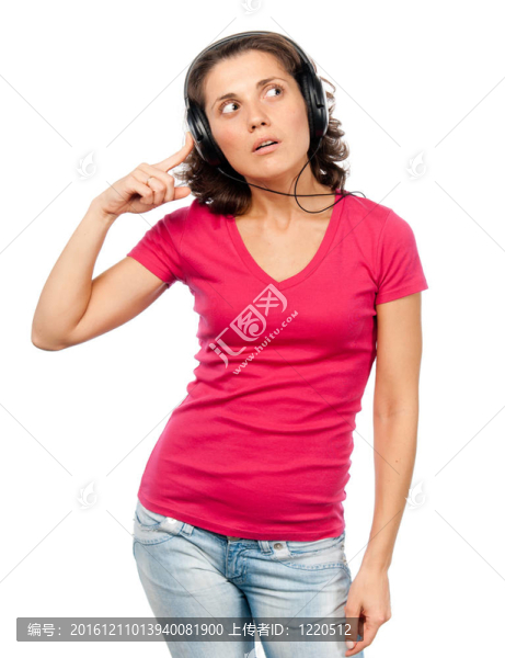 漂亮的女孩用耳機聽音樂
