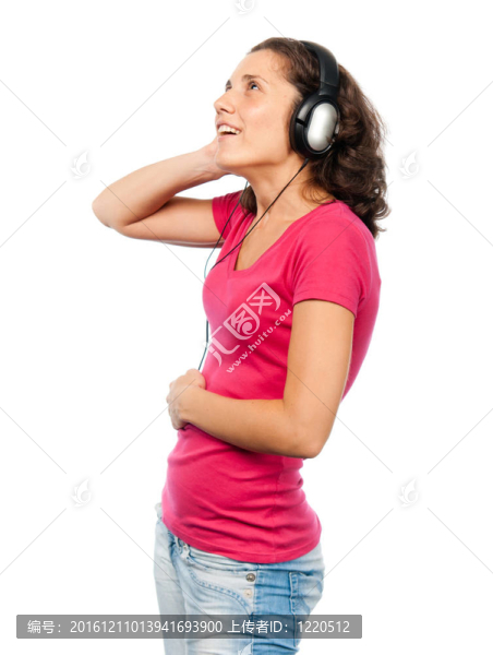漂亮的女孩用耳機欣賞音樂