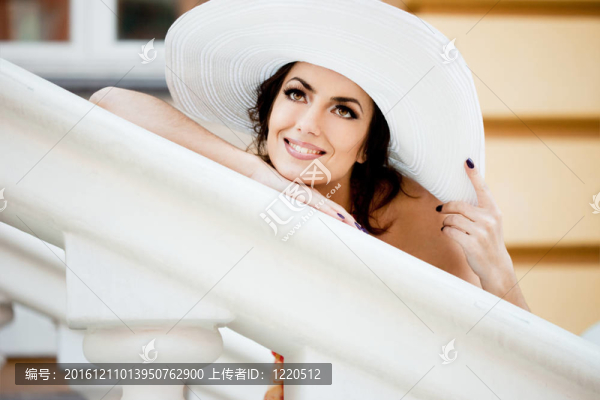 戴帽子的漂亮女人