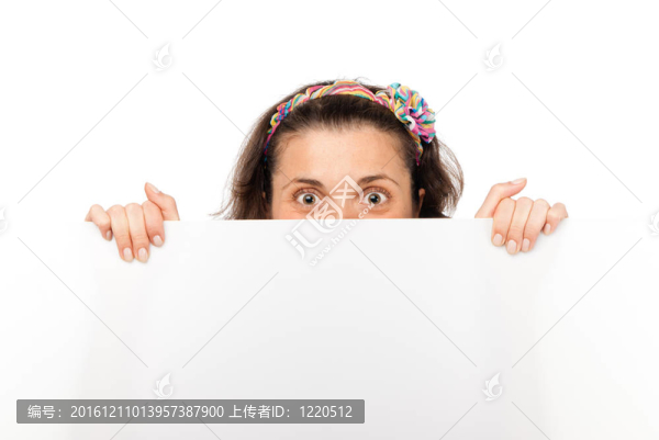 漂亮的女孩露出從毛坯板后面