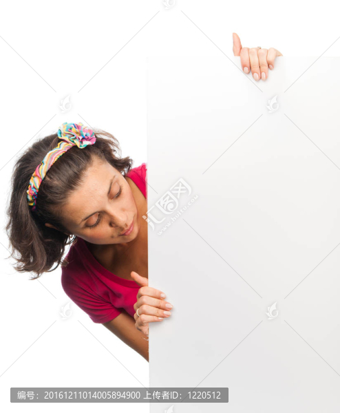 漂亮的女孩露出從毛坯板后面
