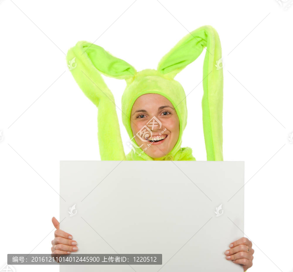 有趣的女孩在兔子服裝與空白板