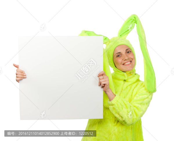 有趣的女孩在兔子服裝與空白板