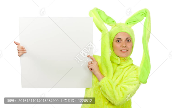 有趣的女孩在兔子服裝與空白板
