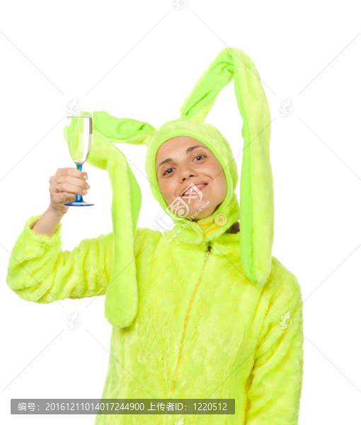 有趣的女孩在兔服裝與酒杯