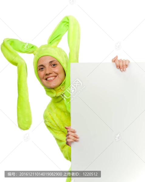 有趣的女孩在兔子服裝與空白板