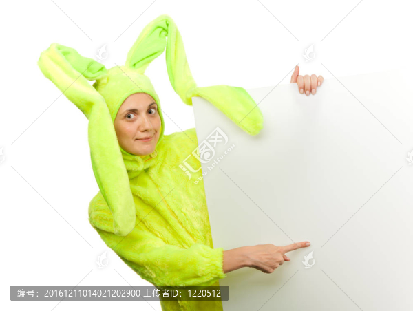 穿兔子服裝的女孩指向空白板