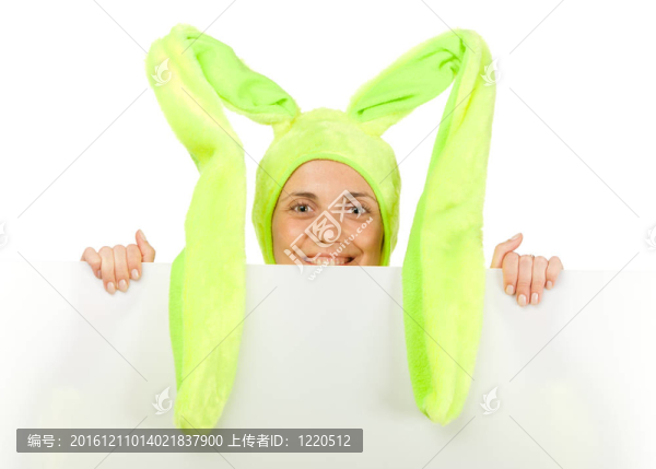 有趣的女孩在兔子服裝與空白板