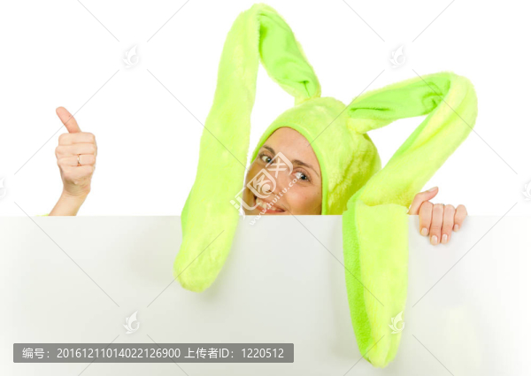 有趣的女孩在兔子服裝與空白板
