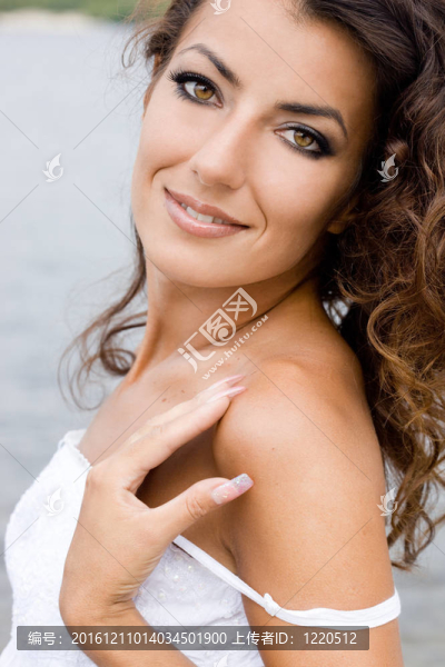 美麗的女人在海邊