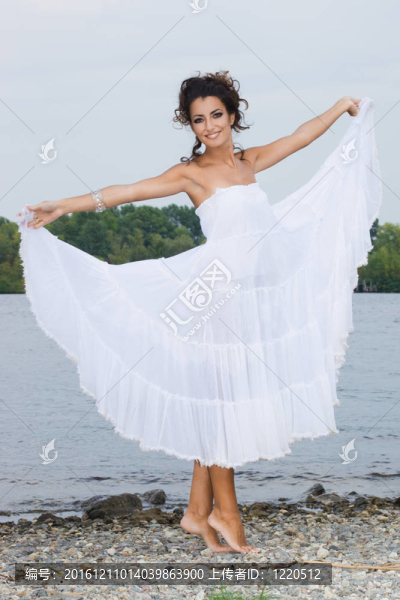 美麗的女人在海邊