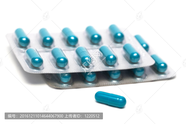 白色背景下的藥片包裝