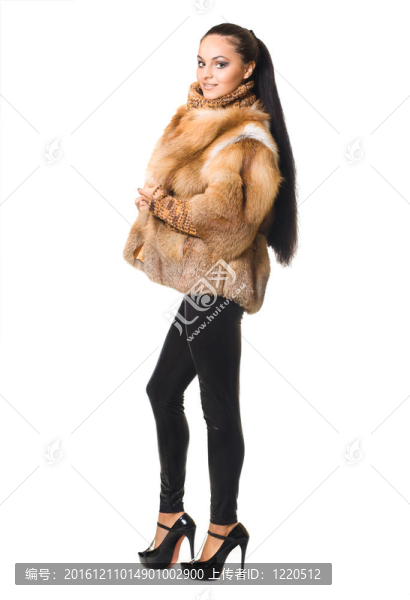 穿著毛皮大衣的漂亮女人