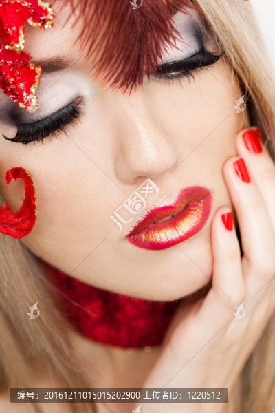 美麗的時(shí)髦女人頭上有藝術(shù)的葉子
