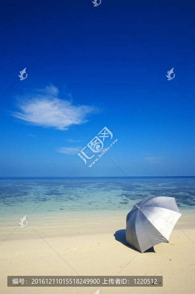 海灘上的雨傘