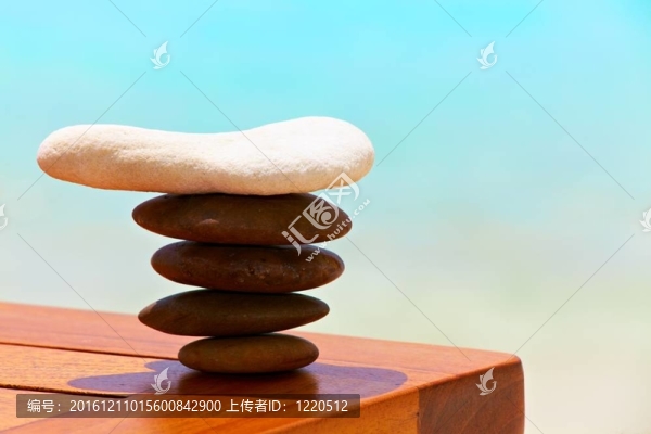 石頭在沙灘桌上