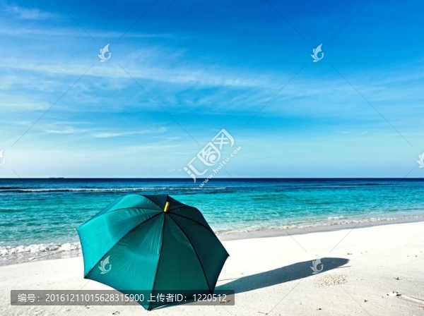 雨傘在沙灘上