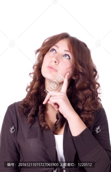 年輕的女人想仰望分隔開(kāi)的