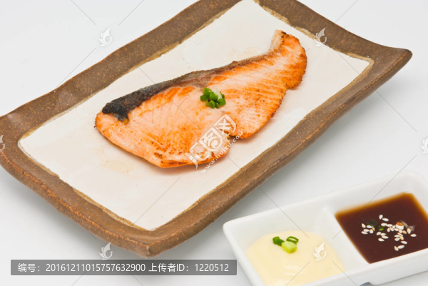 三文魚扒在盤子里