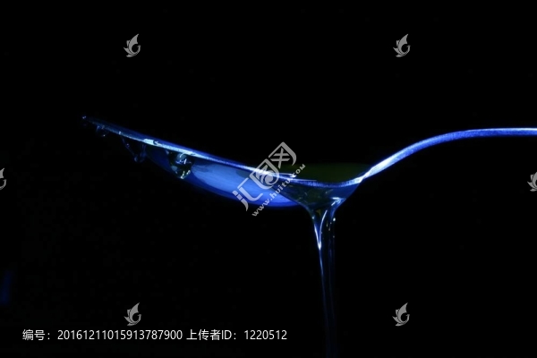 黑色背景中的美味蜂蜜