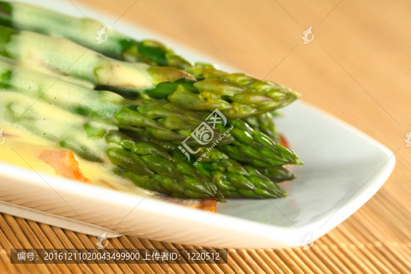 與荷蘭醬蘆筍