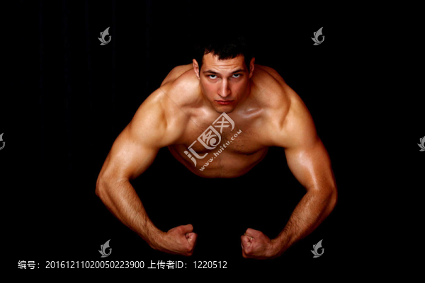 健美運動員展示他的力量