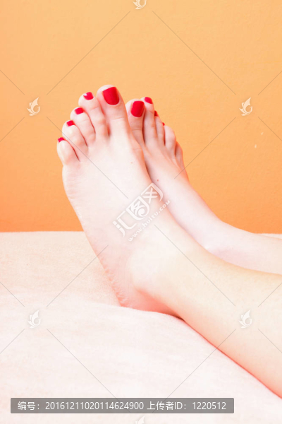 女人的腳指甲上紅色的毛巾