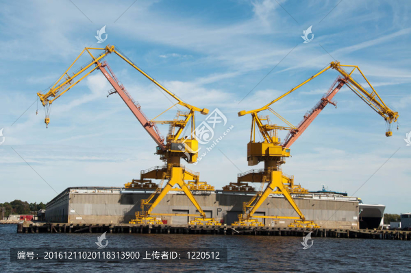 海上兩座工業(yè)起重機(jī)