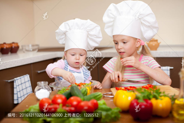 兩個在廚房里準備健康食品的小女孩